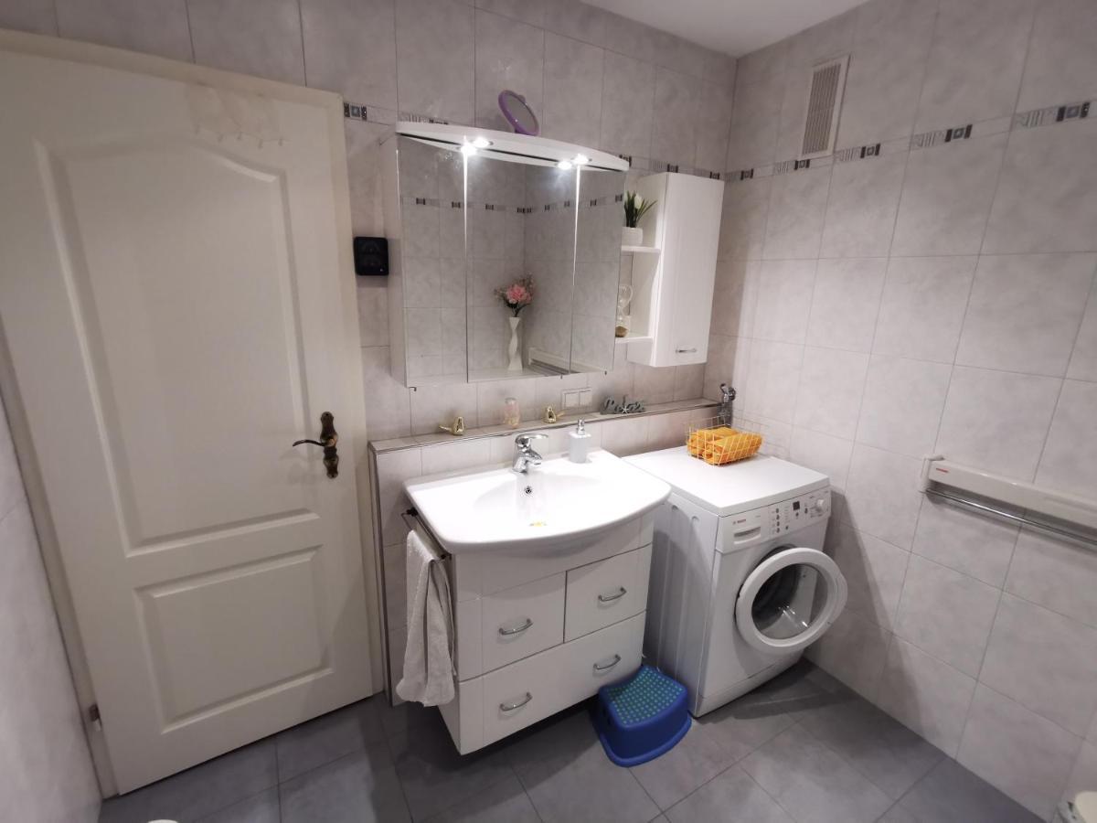 Apartment Schoene 3-zimmer Erdgeschosswohnung Am Bergpark,unesco,therme,train, Wilhelmshoeher Allee 329
